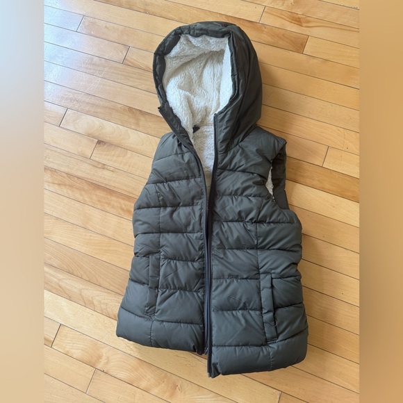 Hollister Vest with hood - Picture 1 of 4